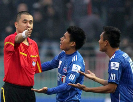 Trọng tài Nguyễn Trọng Thư giành giải trọng tài hay nhất năm 2014.